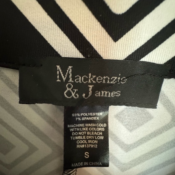 Black and White Geometric Dress with Collar and Short Zipper Front - Picture 2 of 5